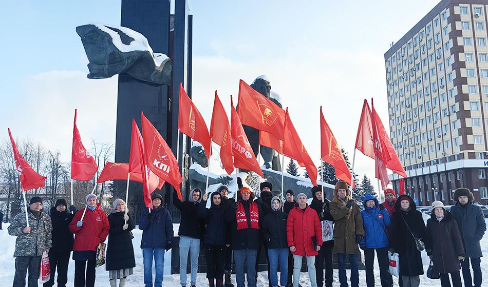Коммунисты города Иваново возложили цветы в память о событиях 1905 года