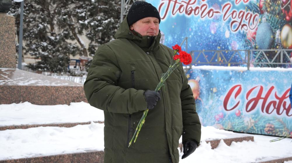 В честь 102-й годовщины со дня смерти В.И. Ленина астраханские коммунисты провели возложение цветов