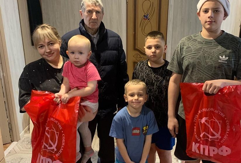 При поддержке депутата Госдумы Сергея Гаврилова воронежские коммунисты поздравили с Новым годом многодетные семьи