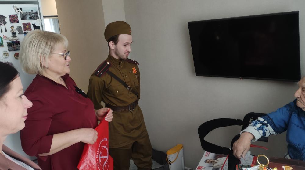 Новгородские коммунисты поздравили со 100-летнием юбилеем ветерана Великой Отечественной войны