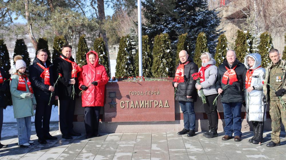 Сталинградские коммунисты: Священная память и живые цветы Защитникам Родной Земли всех времен, эпох и народов Великой России