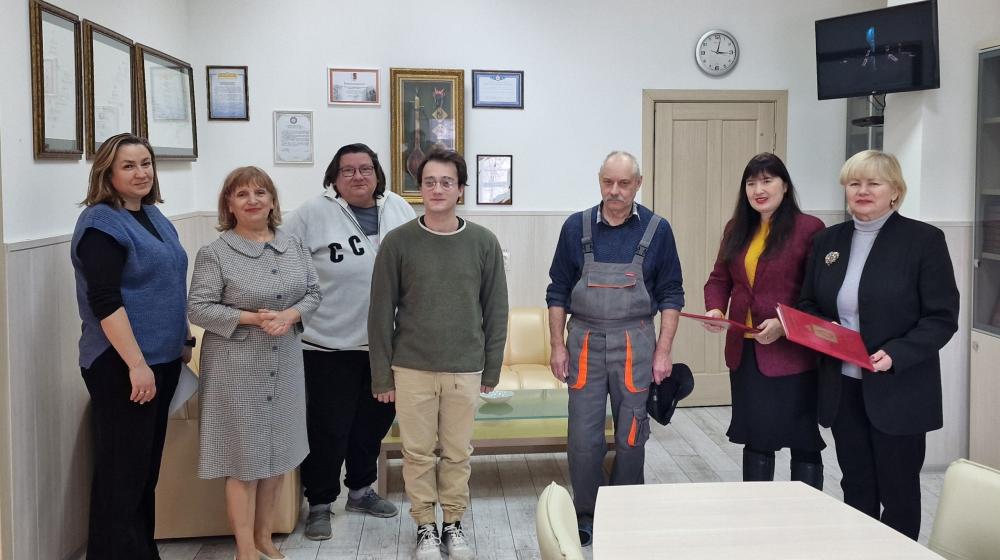 Рязань. Депутаты-коммунисты наградили сотрудников театра юного зрителя