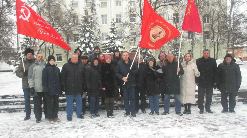 Вологодские коммунисты отметили 23 Февраля возложением цветов к Вечному огню