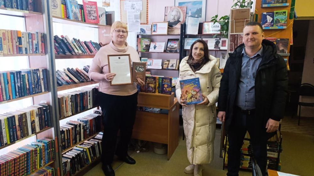 Коммунисты Тольятти продолжают многолетнюю традицию – дарить книги городским библиотекам