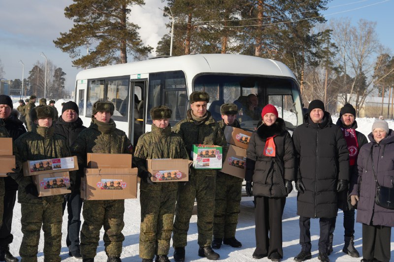 Свердловские коммунисты поздравили бойцов гвардейского 228-го полка с Днем защитника Отечества