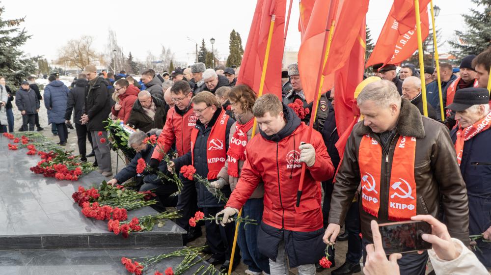 Коммунисты Курской области отметили День Советской Армии и Военно-Морского Флота возложением цветов на мемориале «Курская дуга»