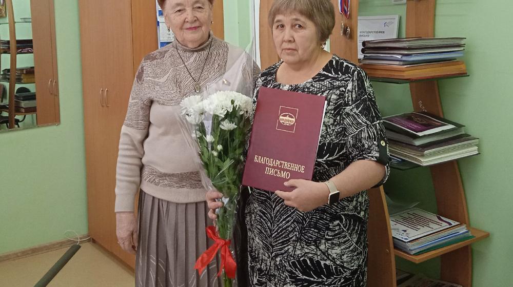 Лидер коммунистов Тюменской области Тамара Казанцева вручила заслуженные награды педагогам