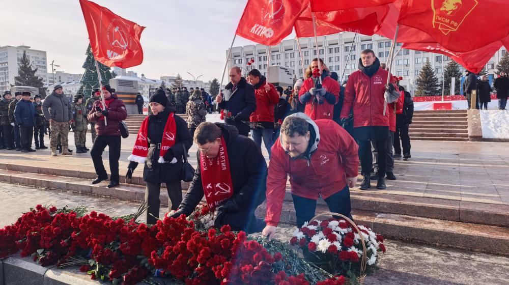 23 февраля в Самаре прошла традиционная церемония возложения цветов к Вечному огню на площади Славы