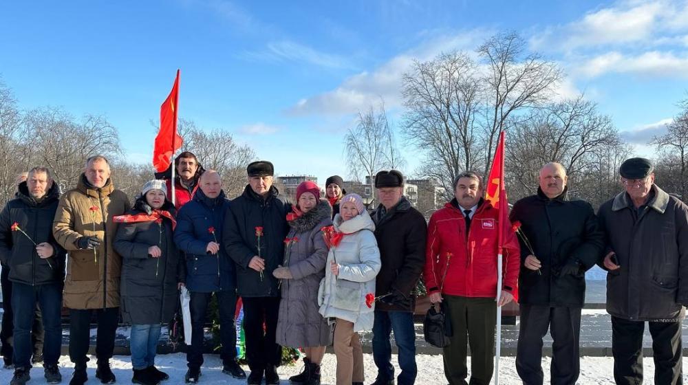 Карелия. В республиканской столице коммунисты провели торжественные мероприятия в честь Дня Советской армии и Военно-морского флота