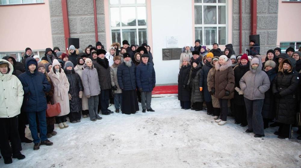 Лидер свердловских коммунистов Александр Ивачёв потребовал от ректора УрГЭУ снять памятную доску Антону Карташёву, предлагавшему бомбить Урал американскими атомными бомбами