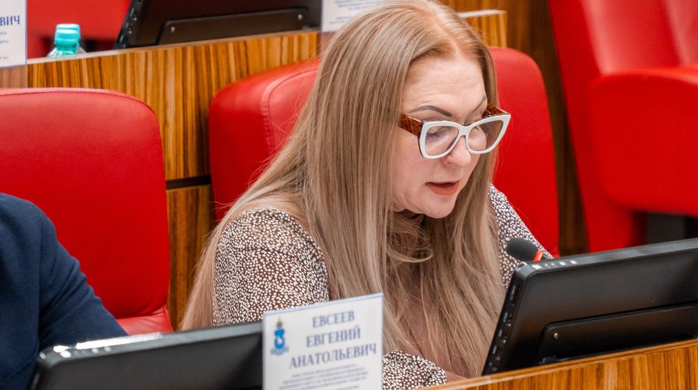 Руководитель фракции КПРФ в Законодательном Собрании Ямало-Ненецкого автономного округа Елена Кукушкина выступила на заседании Заксобрания округа с Обращением депутатов фракции КПРФ в Государственной Думе