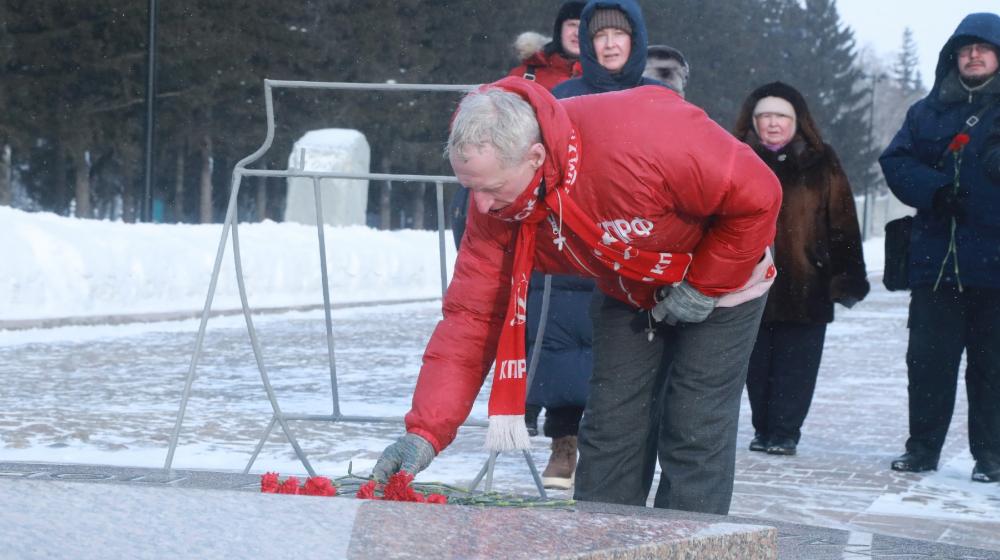 Омск: цветы – героям прошлого и настоящего