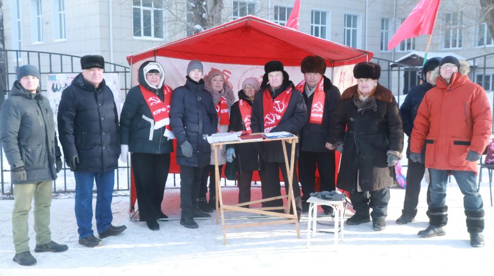 В Омске увеличилось число проходящих еженедельно пикетов в поддержку Народного референдума КПРФ