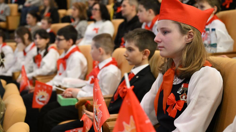 КПРФ провела в Госдуме II Детско-молодежный Форум "Алый галстук - символ мира!"