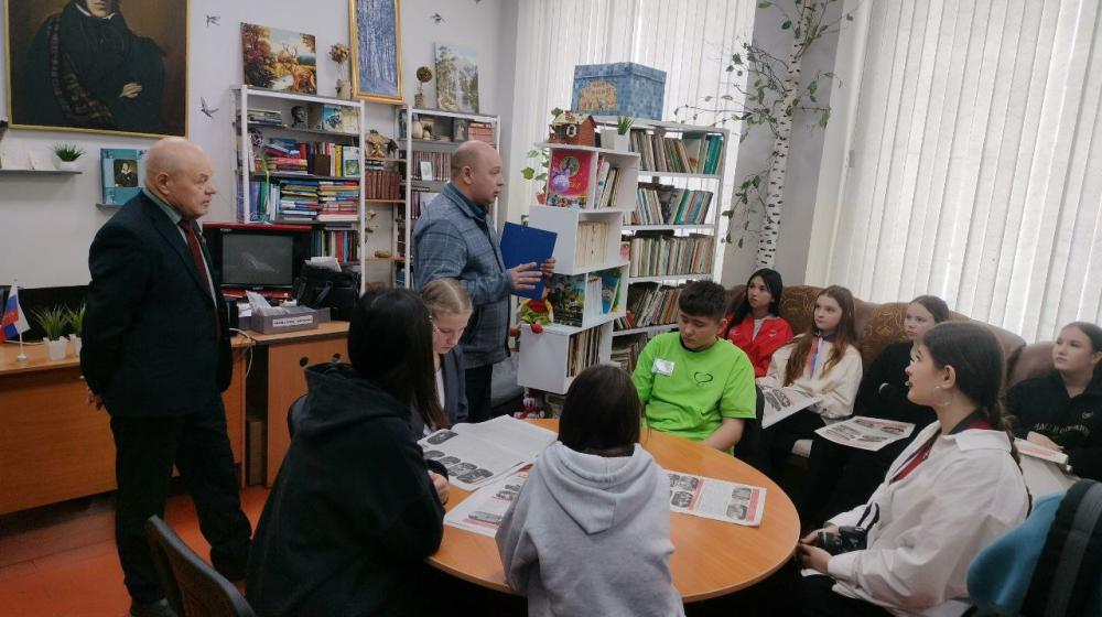 Коммунисты Забайкалья рассказали школьникам о специфике партийной печати