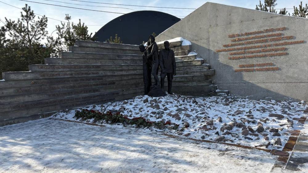 Коммунисты и комсомольцы Белгорода возложили цветы к мемориалу погибшим на Камышитовым заводе