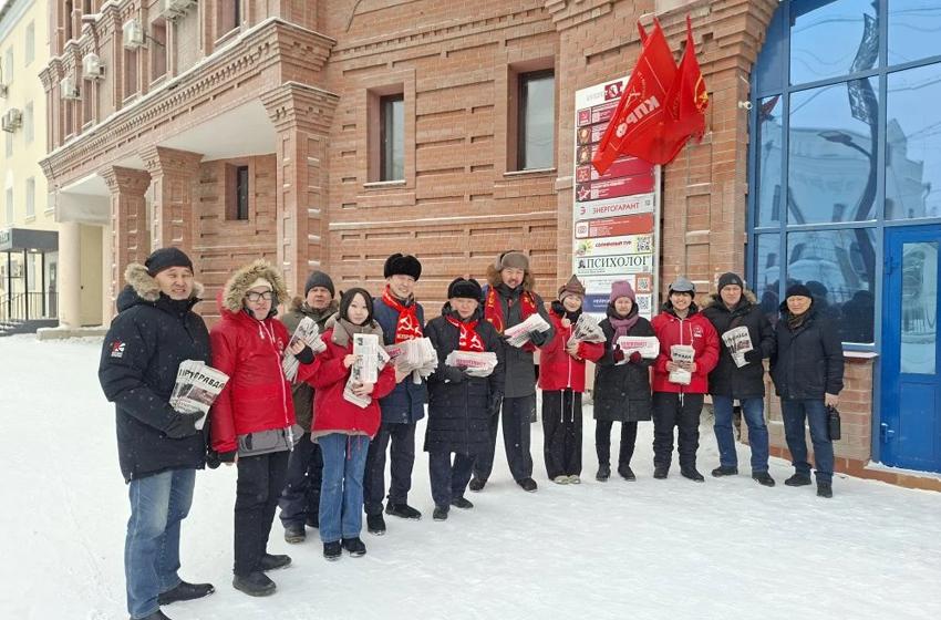 Якутия. Акция «Красные — в городе» ко Дню рождения Советской Армии и Военно-Морского флота
