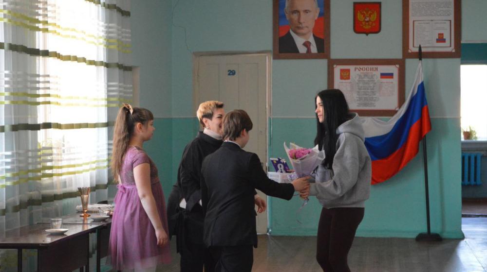 Подмосковные коммунисты поздравили с 8 Марта юных техников и педагогов Донецка