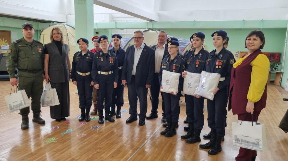 Руководитель фракции КПРФ в Мособлдуме Александр Наумов провел встречу с домодедовскими юнармейцами