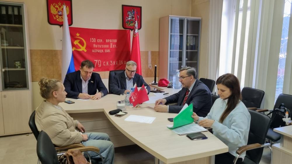 Руководитель фракции КПРФ в Мособлдуме Александр Наумов провел прием граждан в подмосковном Ступине