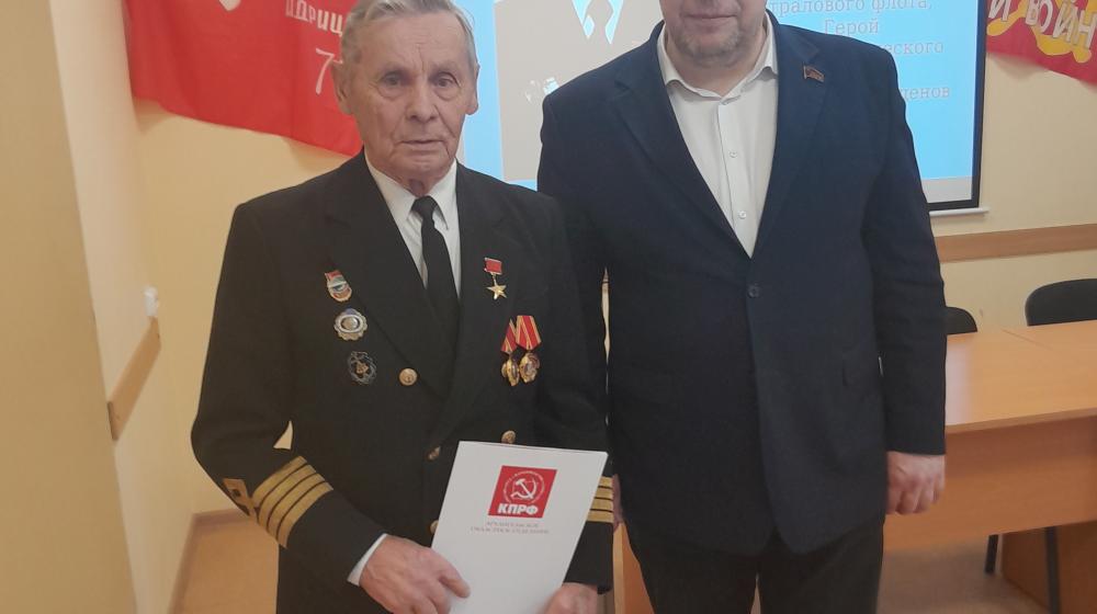 Лидер коммунистов Поморья поздравил единственного Героя Соцтруда Архангельска