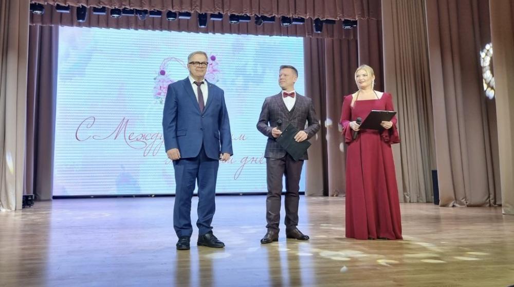 Руководитель фракции КПРФ в Мособлдуме Александр Наумов поздравил жительниц Домодедово с 8 Марта