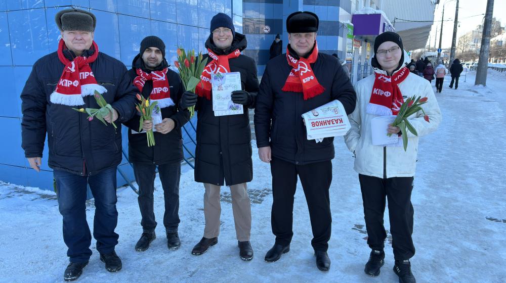 Коммунисты Марий Эл поздравили прекрасных дам с 8 Марта