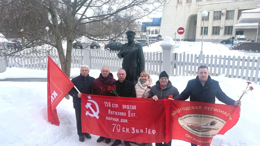 Вологодские коммунисты почтили память И.В. Сталина, возложив цветы к его монументу