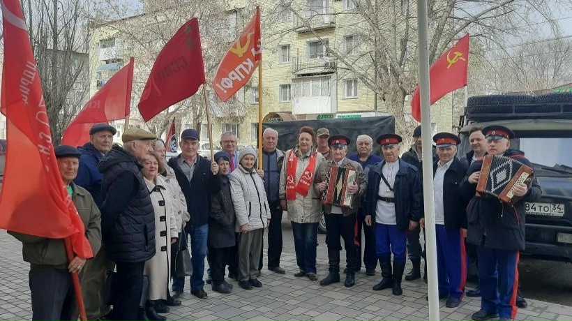 Волгоградская область. Из города Михайловки в зону СВО отправился 40-й гуманитарный конвой