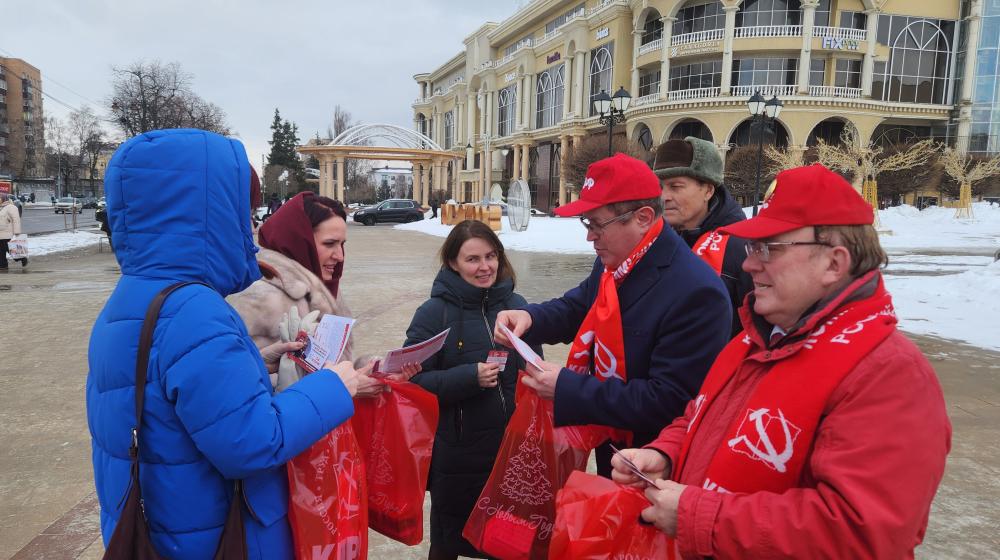Коммунисты Курска поздравили женщин с 8 Марта на улицах города