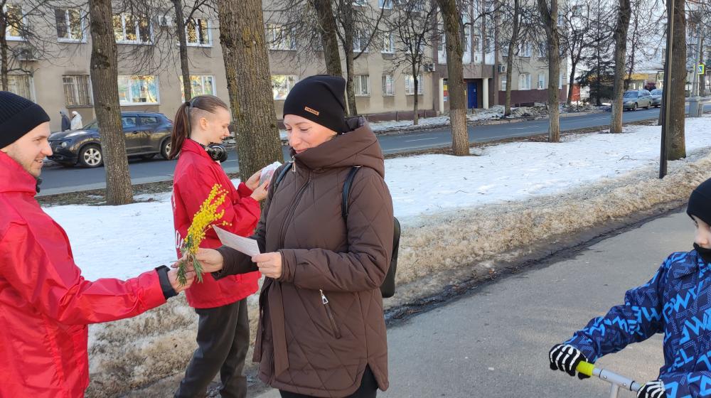 Новгородские коммунисты и комсомольцы встречают 8 марта уличными поздравлениями женщин и тематической политучёбой