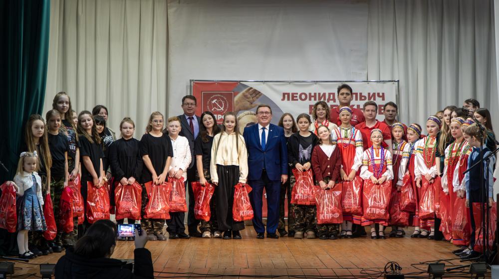 В авангарде борьбы за нашу единую свободную Родину. Курские коммунисты провели торжественное собрание-концерт по случаю 120-летия со дня рождения Л.И. Брежнева