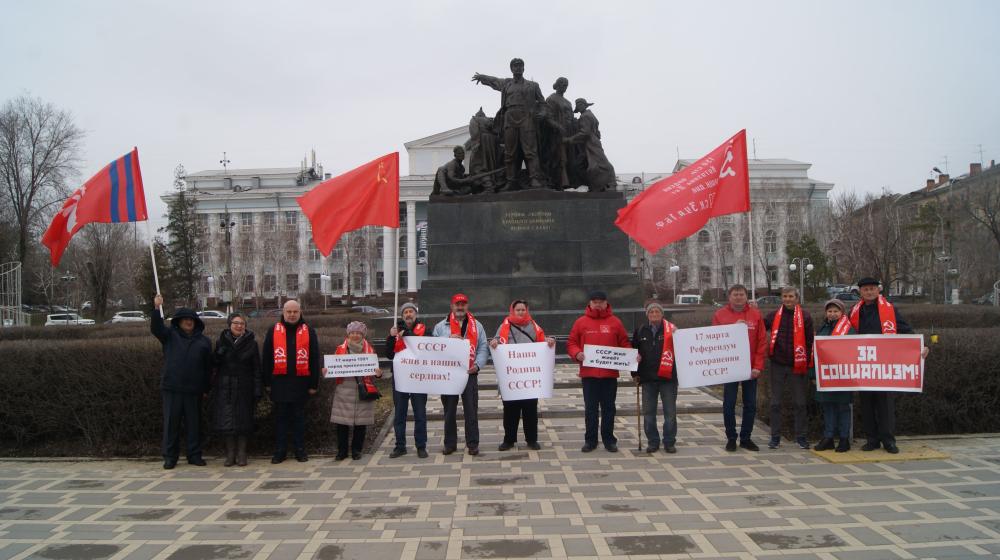 17 марта волгоградские коммунисты возложили алые гвоздики к знаку «Серп и молот»