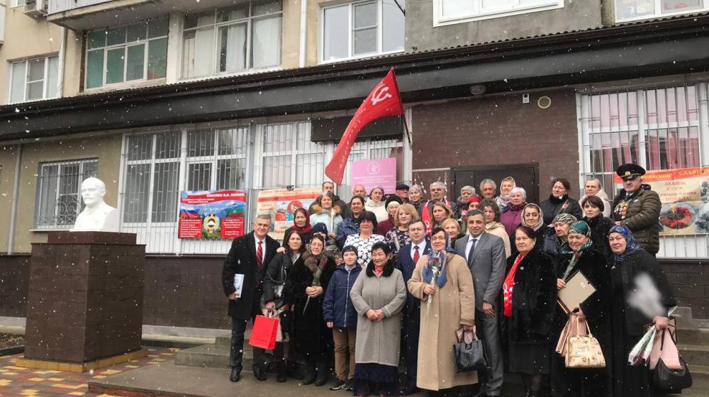 В Карачаево-Черкесском республиканском комитете КПРФ чествовали наиболее отличившихся активисток партии