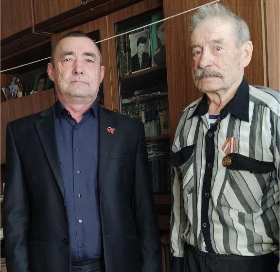 Коммунисты Забайкалья наградили ветерана медалью «Дети войны»