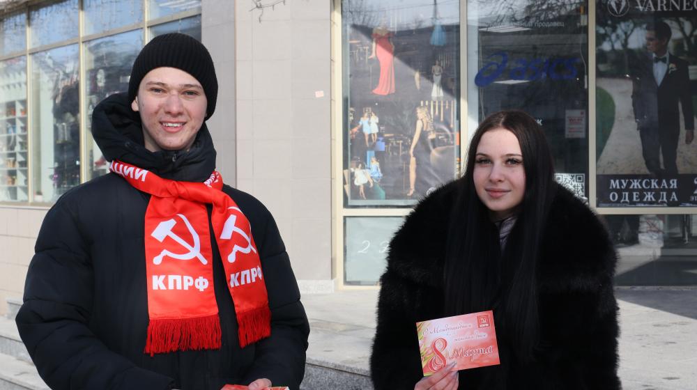 В центре Пензы активисты Ленинского комсомола и КПРФ поздравили девушек с Международным женским днём