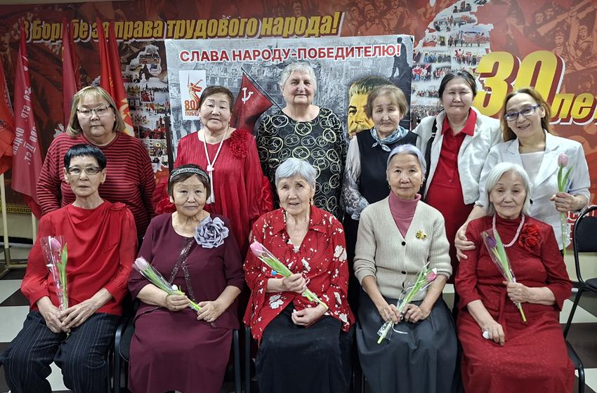 Пусть в душе будут любовь и весна! Якутские коммунисты поздравили своих соратниц с Международным женским днем