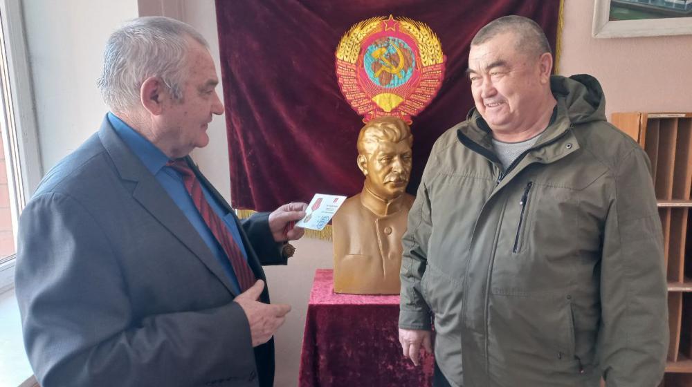 Первый секретарь крайкома КПРФ Юрий Гайдук наградил атамана Забайкальского казачьего войска памятной медалью