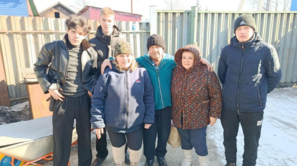 Забайкальские комсомольцы-добровольцы помогли по хозяйству инвалиду-участнику СВО