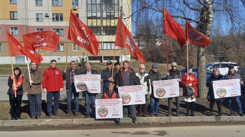 «Красные крылья Победы» на улицах Пскова