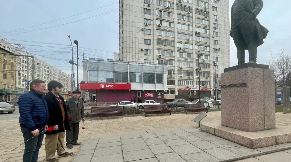 Саратовские коммунисты возложили цветы к памятнику С.М. Кирову, отдав дань глубокого уважения его памяти