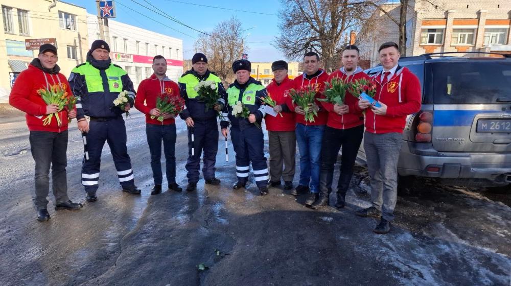 В городе Жуков Калужской области коммунисты и комсомольцы поздравили женщин-автолюбителей с Международный женским днём