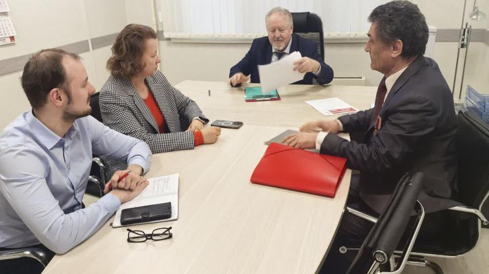 Москва. Народная приемная КПРФ. Депутат Госдумы Сергей Обухов провел прием избирателей