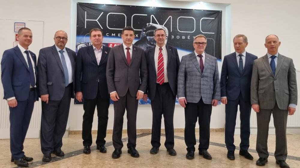 Руководитель фракции КПРФ Александр Наумов поздравил сотрудников центра им. М.В. Хруничева в Ступино с Днем космонавтики