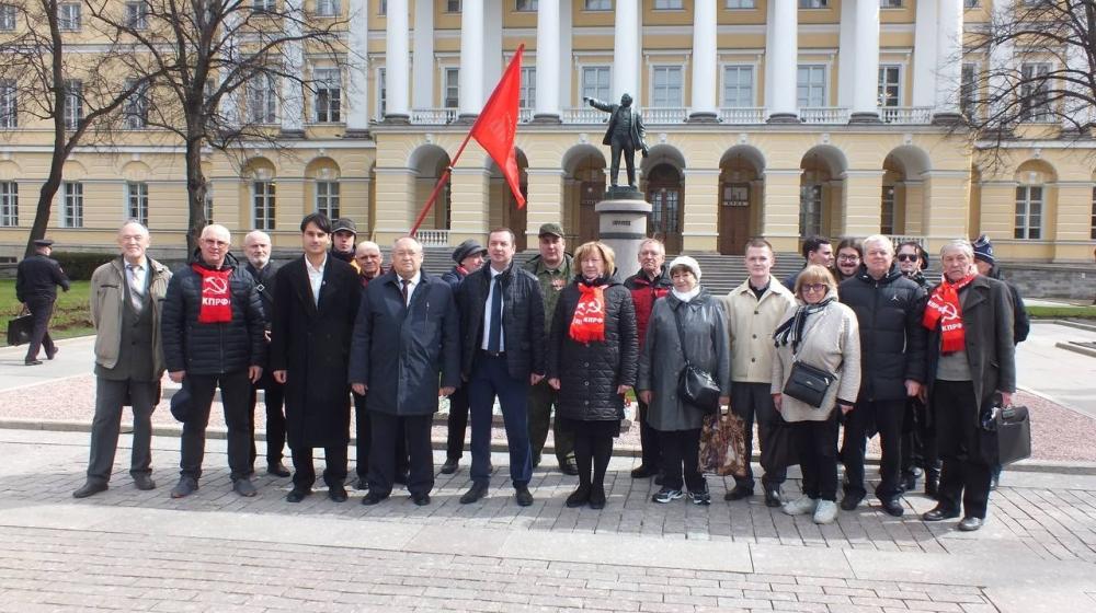 Коммунисты города на Неве почтили память Ленина у Смольного и в районах