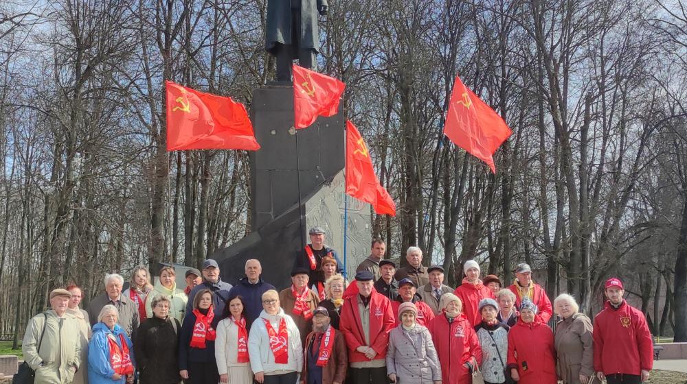 Акции к 156-летию Великого Ленина проводят новгородские коммунисты