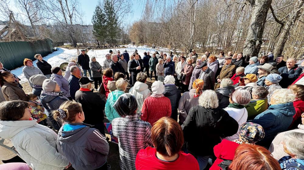 Олег Лебедев провёл массовую встречу с жителями Белого Городка в Кимрском районе Тверской области