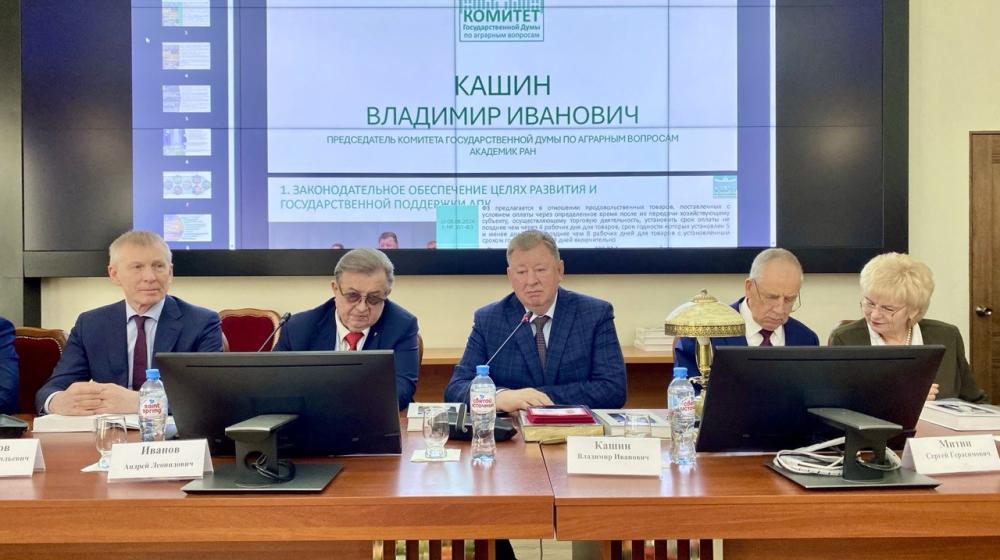 Владимир Кашин выступил с поздравительным словом на расширенном заседании Учёного совета Почвенного института им. В.В. Докучаева