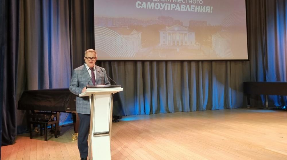 Руководитель фракции КПРФ в Мособлдуме Александр Наумов поздравил жителей Ленинского г.о. с Днем труда