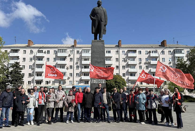 "Учиться у Ленина диалектическому подходу к анализу событий - задача каждого коммуниста!": В Ростове возложили цветы в честь 156-летия вождя мирового пролетариата